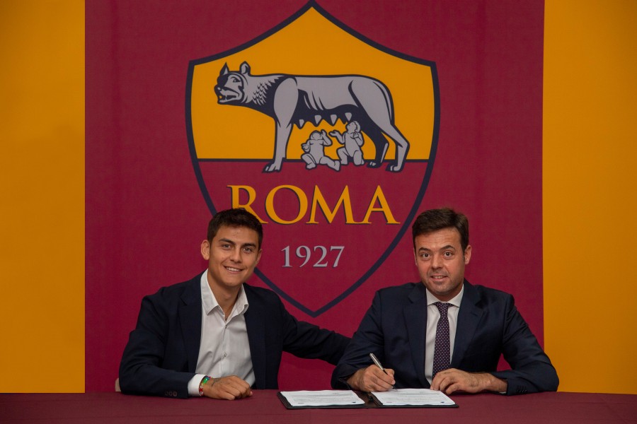 Paulo Dybala con Pinto al momento della firma (AS Roma via Getty Images)