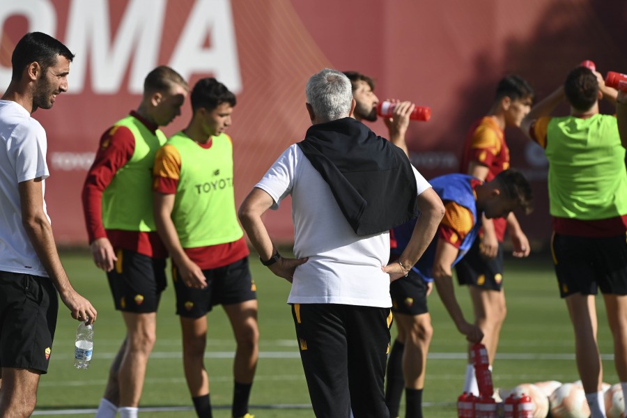Mourinho e la squadra (As Roma via Getty Images)