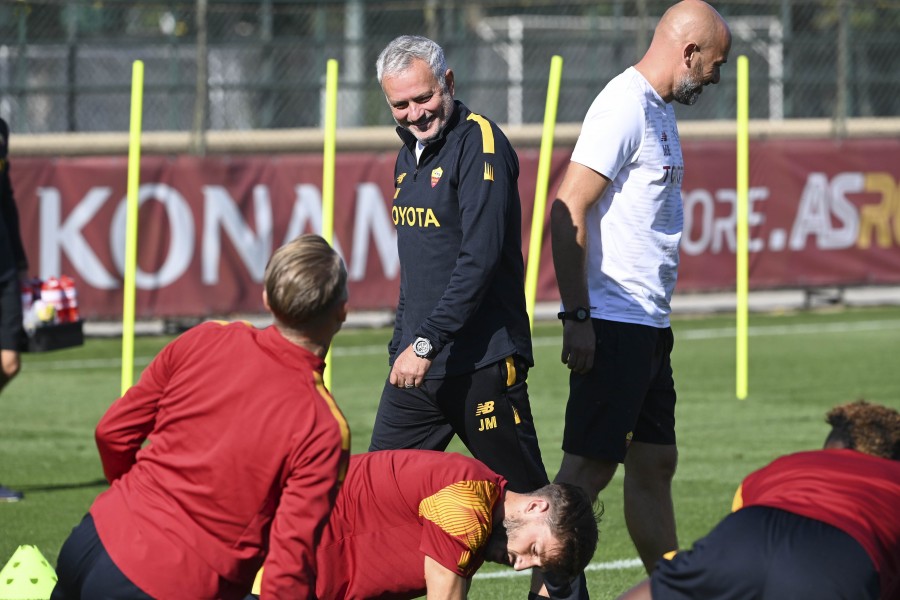 Mourinho sorride durante l'allenamento 