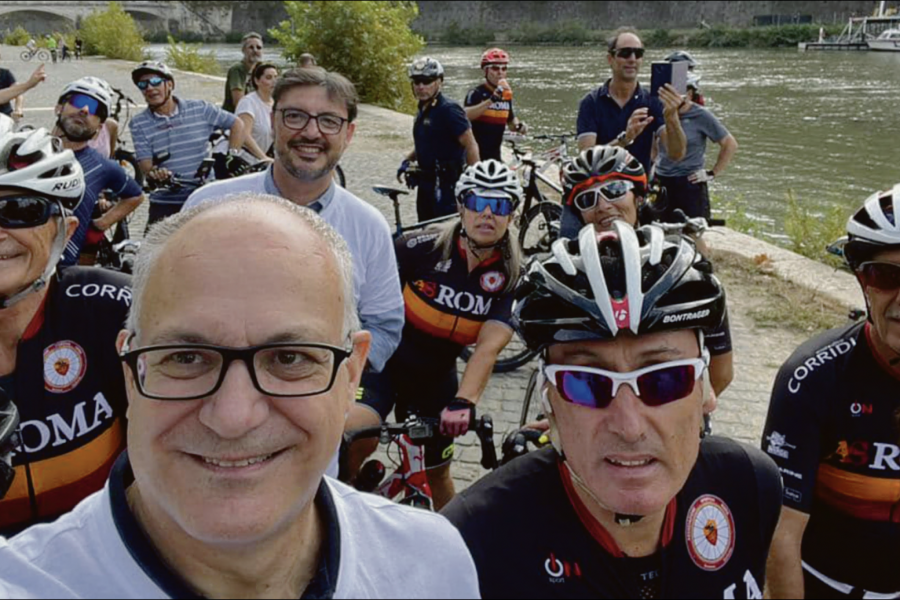Gualtieri e l'As Roma Ciclismo sulla pista sul Tevere