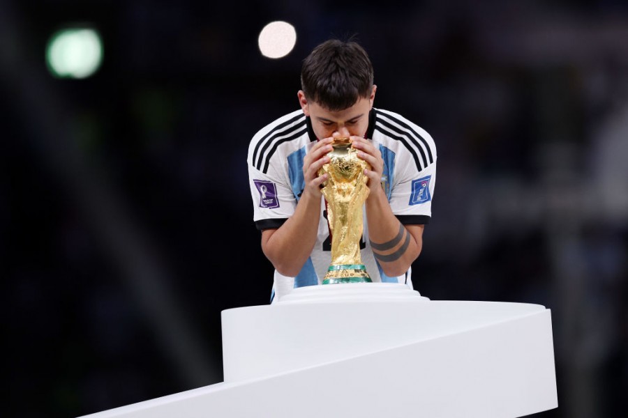 Paulo Dybala bacia la Coppa del Mondo