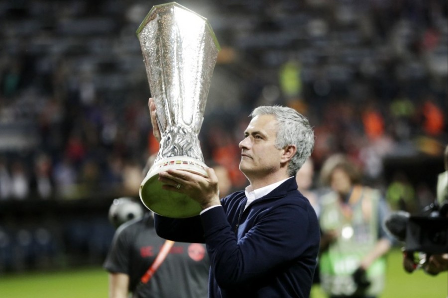 Mourinho con l'Europa League nel 2017