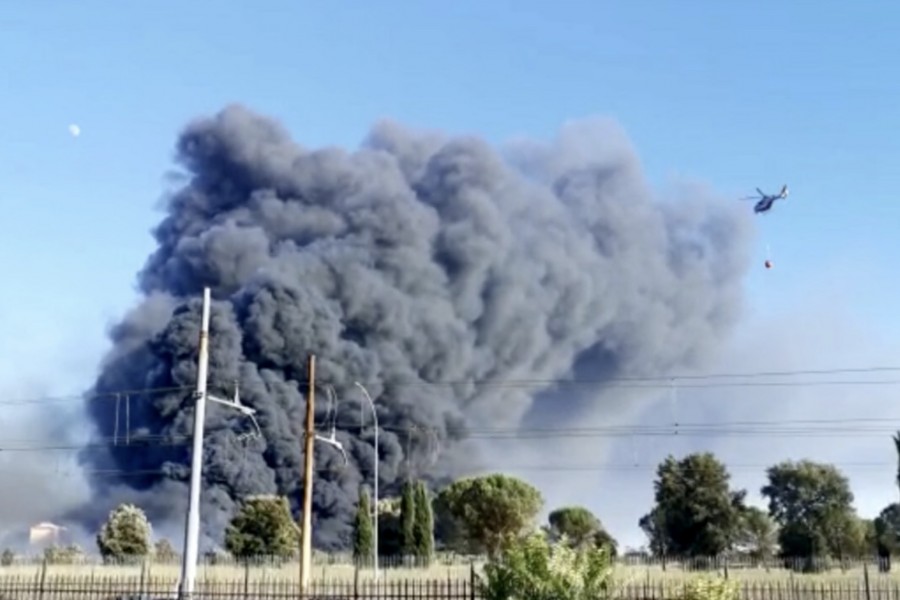 L'incendio scoppiato in zona Centocelle a Roma