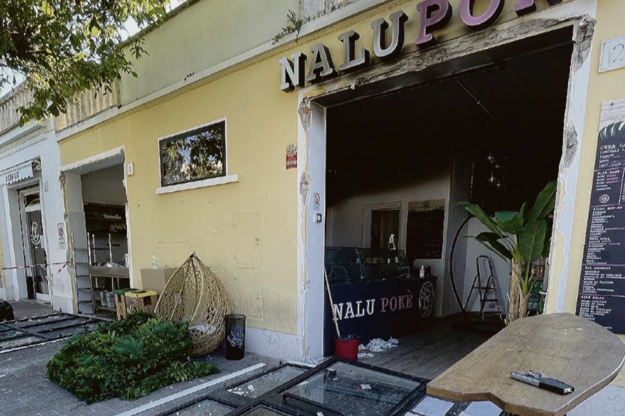 Il ristorante Nalu Pokè dopo l’incendio e l’esplosione che ha distrutto anche le vetrine