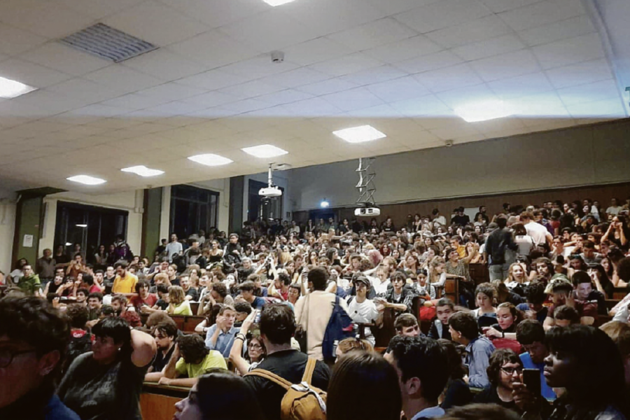 Una delle aule di Scienze Politiche occupate ieri dagli studenti a La Sapienza. Caos dopo gli scontri dei giorni scorsi con le forze dell’ordine per un convegno