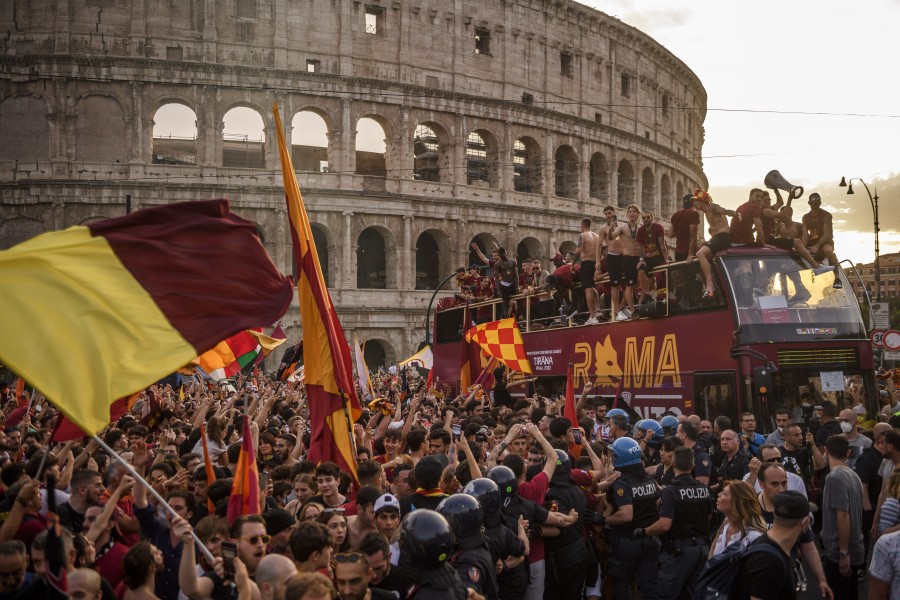 Roma Fans celebrating with the team the Conference League trophy