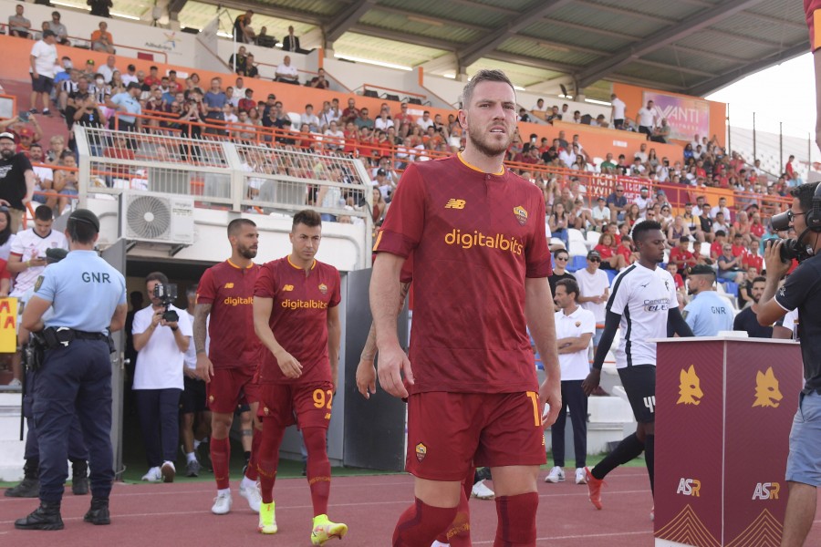 Veretout all'ingresso in campo per l'amichevole contro la Portimonense