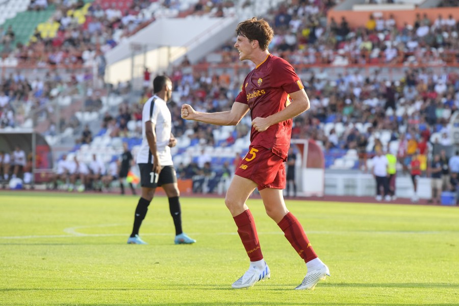 Tripi esulta dopo il gol al Portimonense