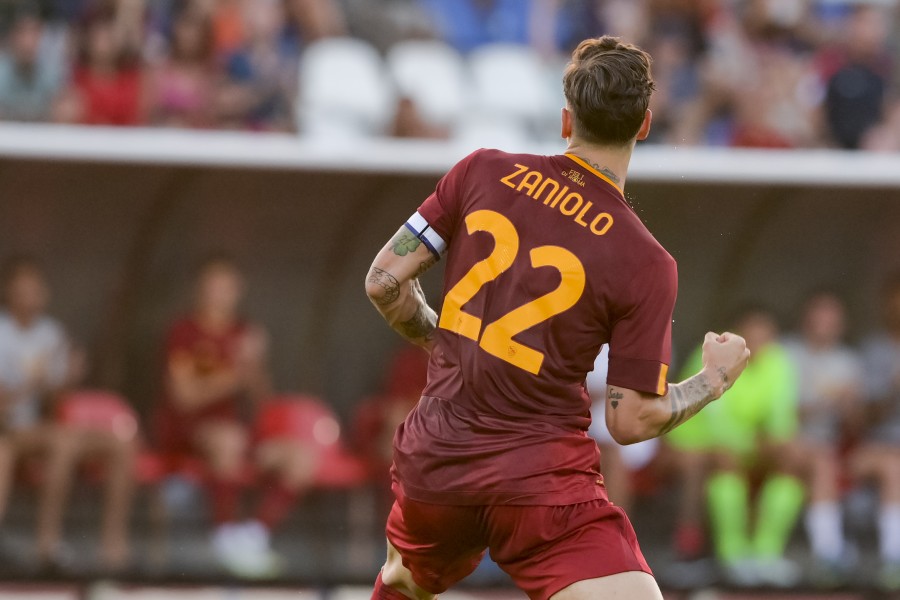 Zaniolo esulta dopo il gol con il Portimonense