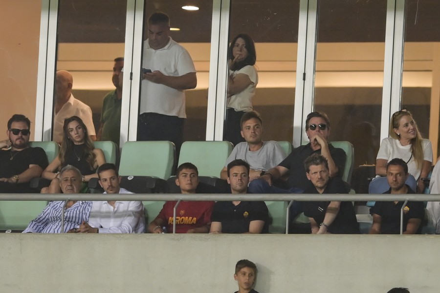 Dybala assiste a Sporting-roma insieme a Tiago Pinto oltre che a Dan e Ryan Friedkin (As Roma via Getty Images)