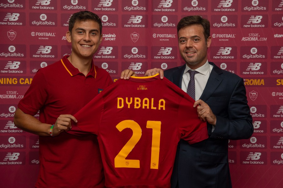 Paulo Dybala in posa con Pinto e la maglia della Roma