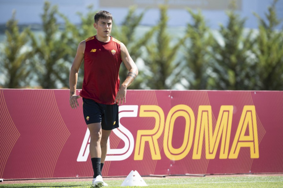 Dybala durante il suo primo allenamento in gruppo con la Roma