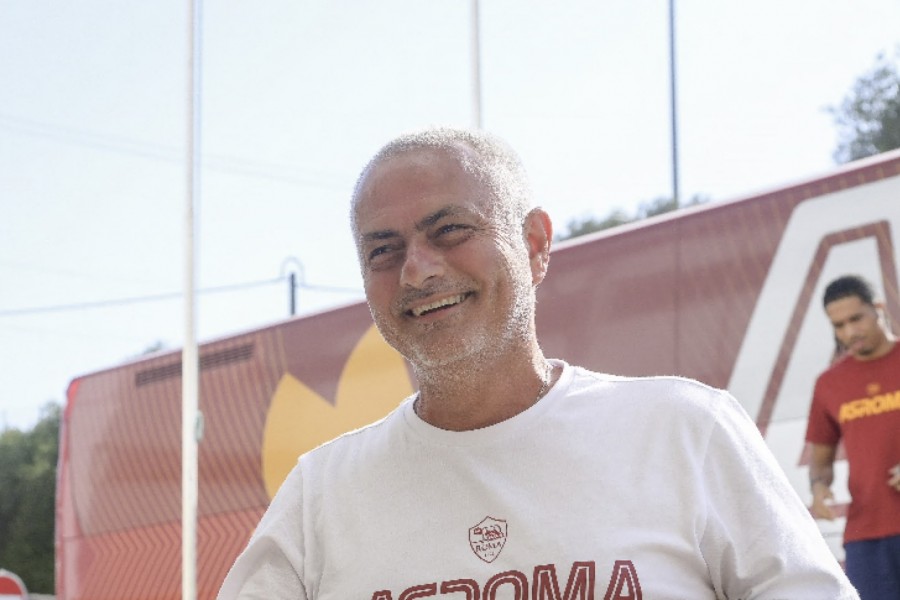 Mourinho sorridente fuori dal pullman della Roma