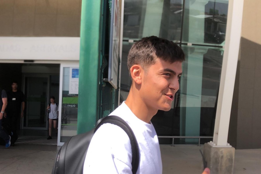 Paulo Dybala all'arrivo a Faro