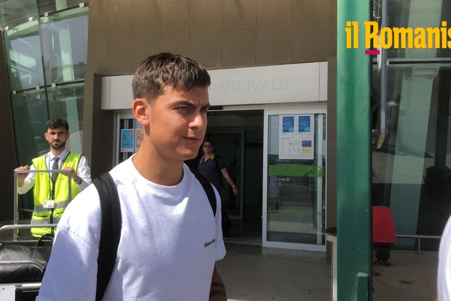 Paulo Dybala all'arrivo in Portogallo