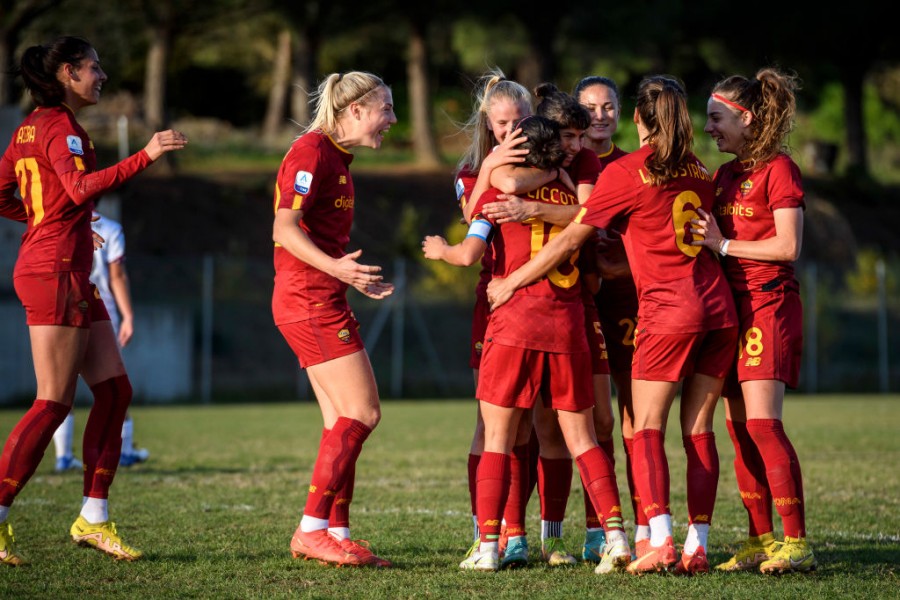 La Roma Femminile esulta dopo un gol all'Arezzo
