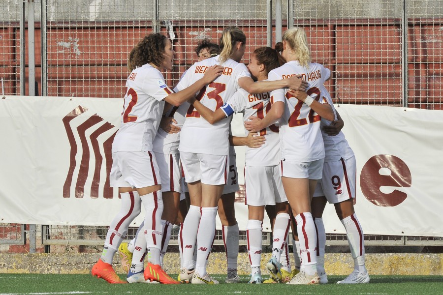 La Roma Femminile esulta dopo un gol contro il Pomigliano