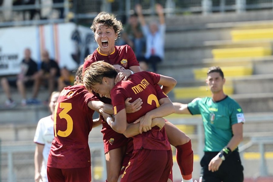 Minami dopo un gol della Roma Femminile