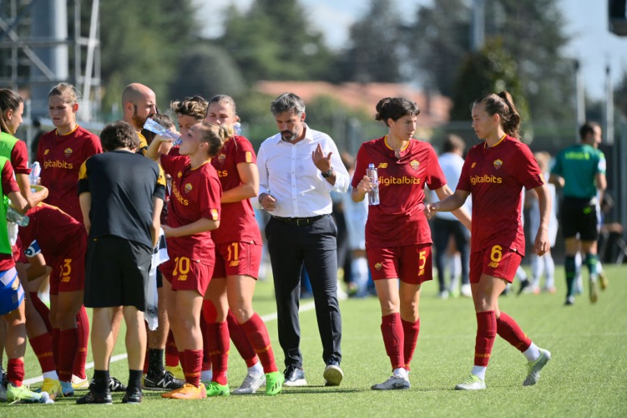 La Roma femminile in un cooling break