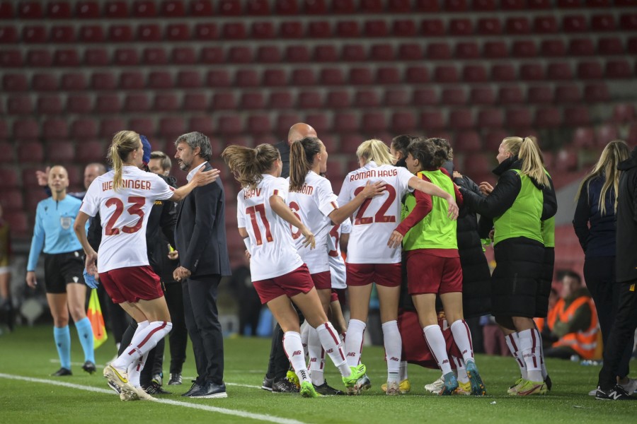 L'esultanza della Roma al gol del pareggio di Bartoli contro lo Sparta Praga