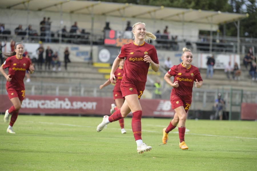 Roman Haug esulta con la maglia della Roma