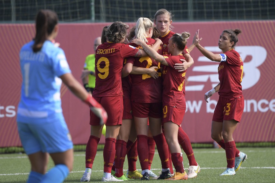 La Roma Femminile esulta dopo il gol col Parma