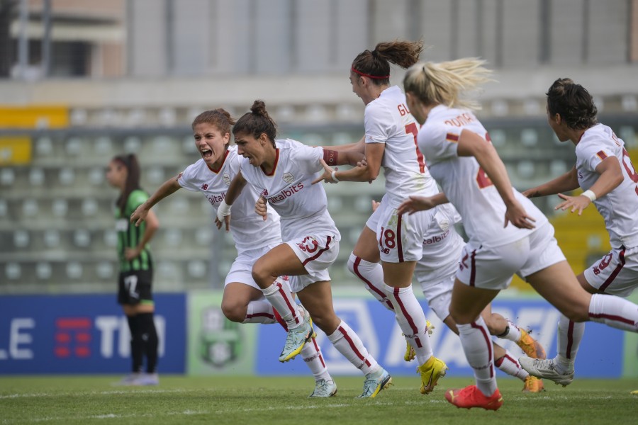 Bartoli celebrating after scoring against Sassuolo