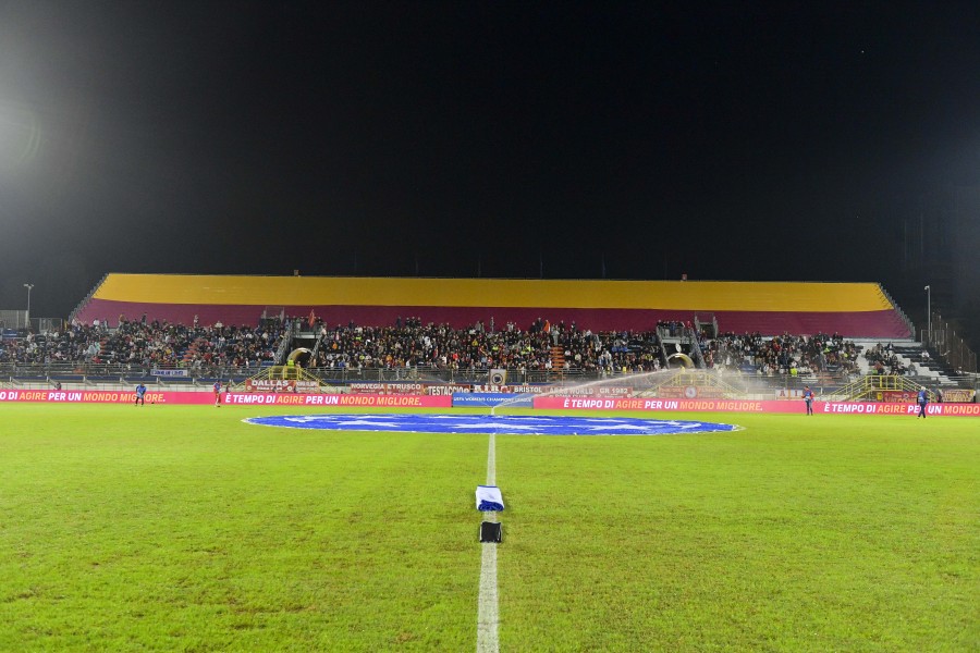 La tribuna del Francioni colorata di giallorosso