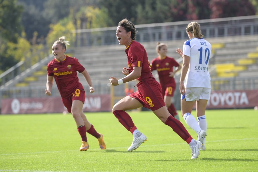 Giacinti celebrating during the match against in Como