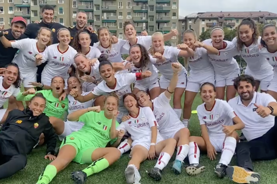 Le ragazze della Roma Primavera Femminile esultano dopo la vittoria contro l'Inter