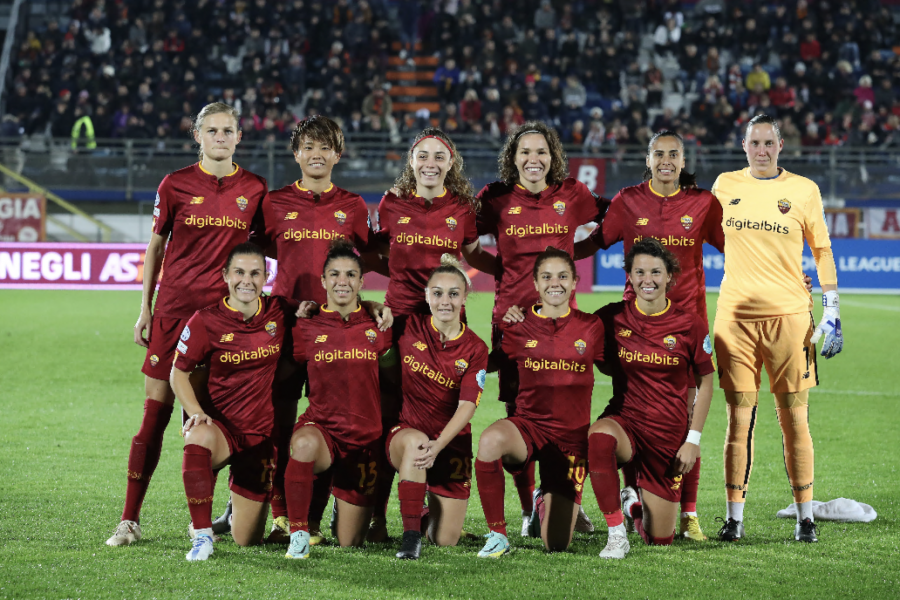 La Roma femminile prima di una gara di Champions