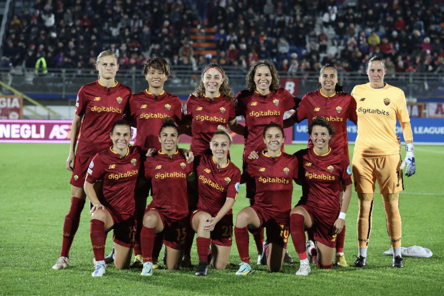 La foto di rito della Roma Femminile prima del match contro il Wolfsburg in Champions