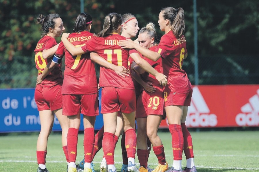 La Roma Femminile esulta dopo un gol 