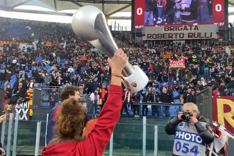 Bartoli con il trofeo della Supercoppa vinta contro la Juve sotto la Curva Sud (Twitter AS Roma)