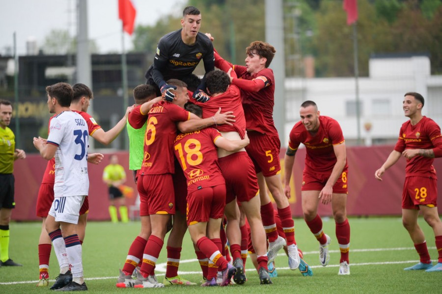 La Roma Primavera esulta dopo un gol a Cagliari