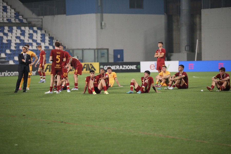 La Roma Primavera dopo la sconfitta con l'Inter in finale scudetto