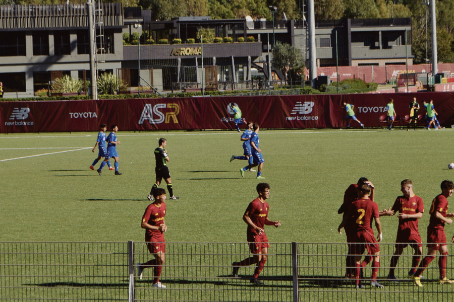 I giocatori della Roma Under 18 festeggiano per il terzo gol con l'Empoli, firmato da capitan Bolzan