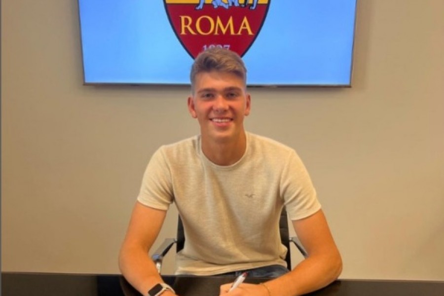 Renato Bellucci Marin al momento della firma del contratto