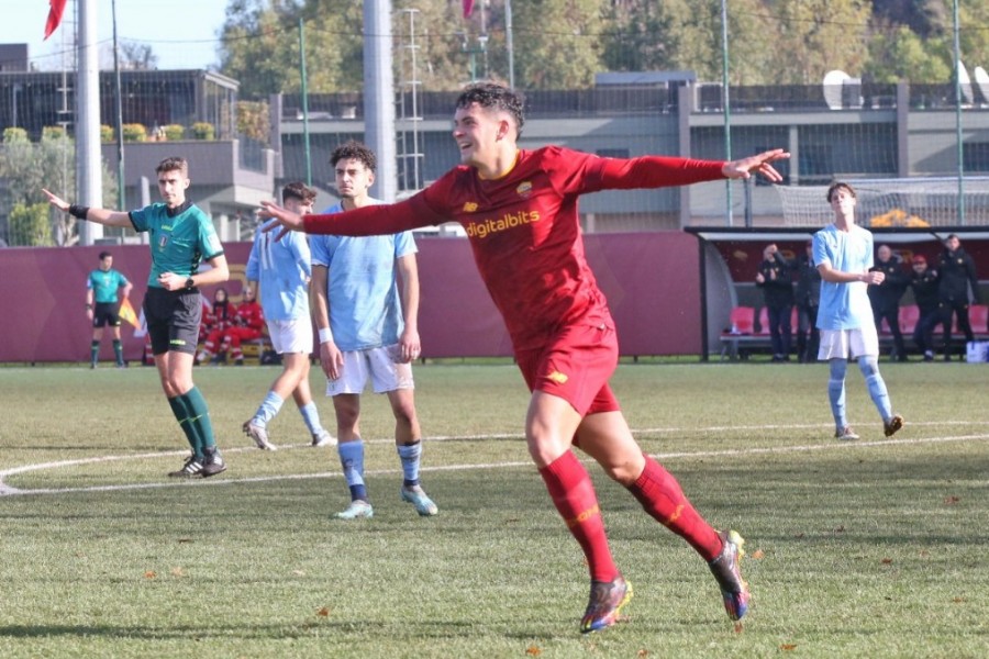 L’esultanza di Misitano dopo il gol del vantaggio nel derby. Sotto, abbracciato da Joao Costa, il regista Matteo Cichella, autore del 2-0