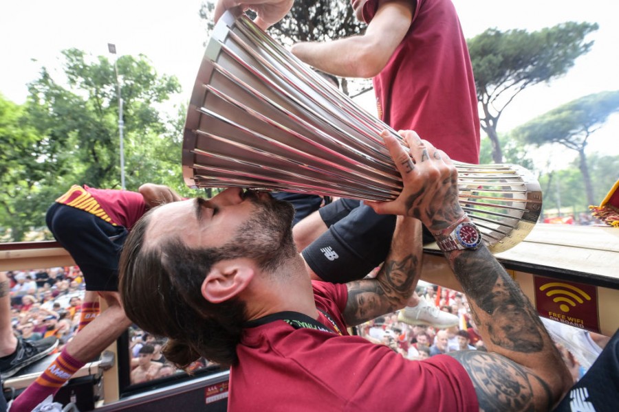 Sergio Oliveira bacia la coppa durante la festa per la vittoria della Conference League