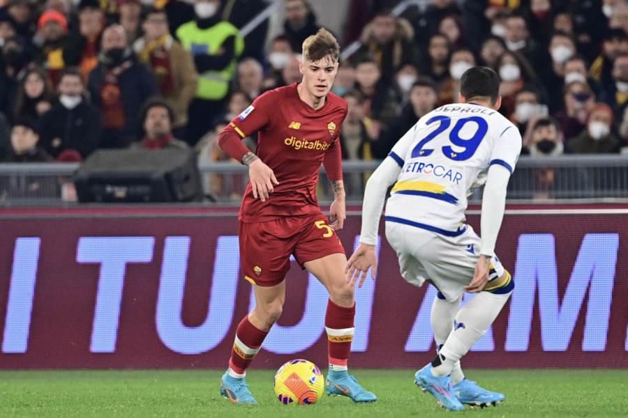 Zalewski in azione con la maglia della Roma