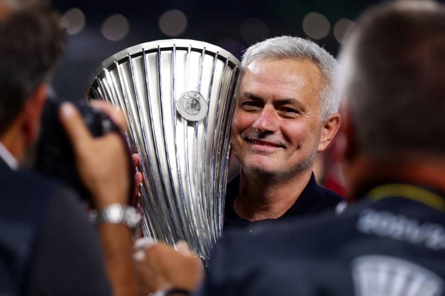José Mourinho festeggia la vittoria della Conference League