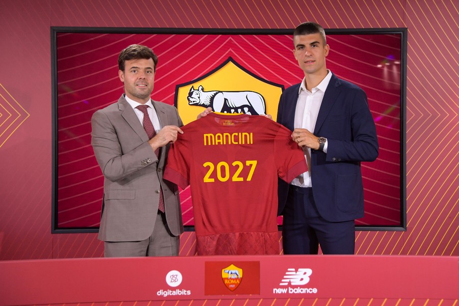 Gianluca Mancini insieme a Tiago Pinto a Trigoria