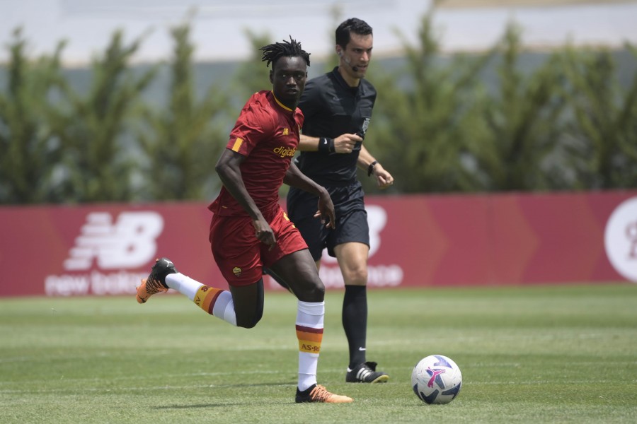 Ebrima Darboe in campo durante un'amichevole