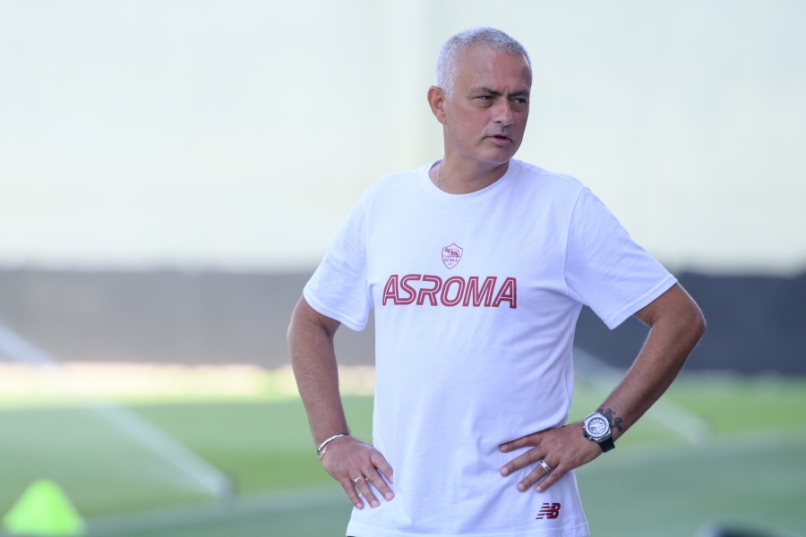 Mourinho durante un allenamento da tecnico della Roma