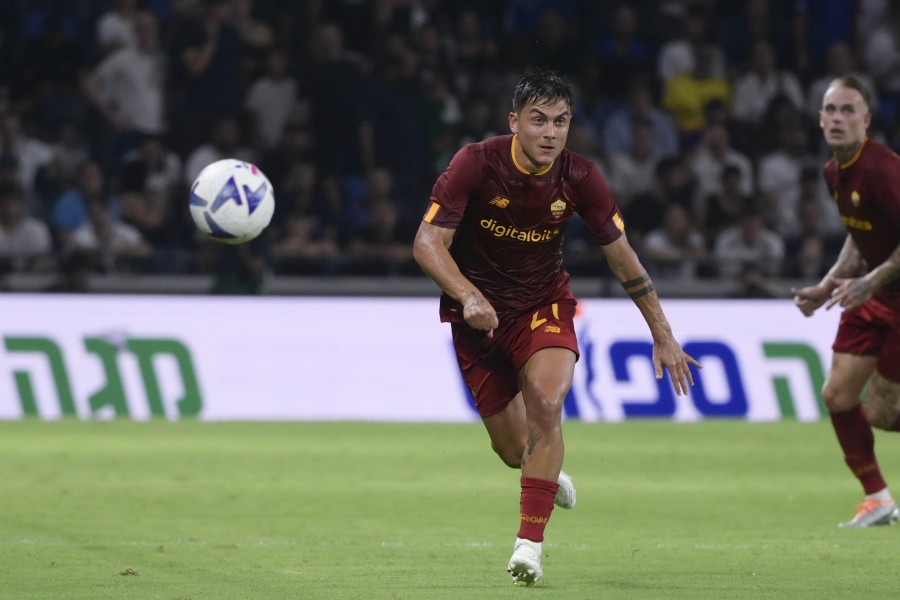 Dybala con la maglia della Roma