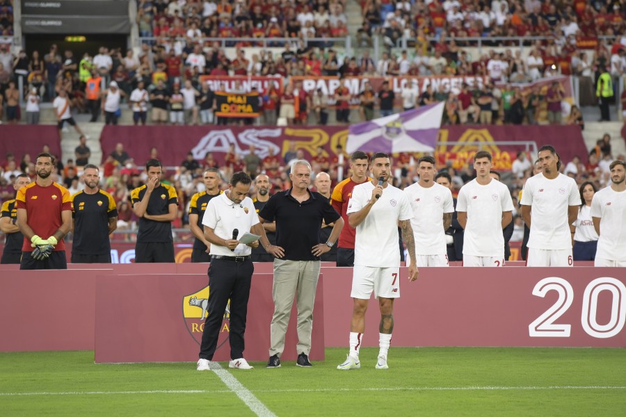 Pellegrini e Mourinho a centrocampo durante la presentazione