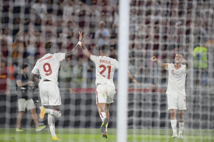 Pellegrini, Dybala e Abraham dopo il gol allo Shakhtar