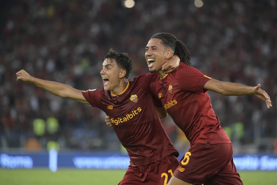 Dybala e Smalling esultano al gol del vantaggio della Roma