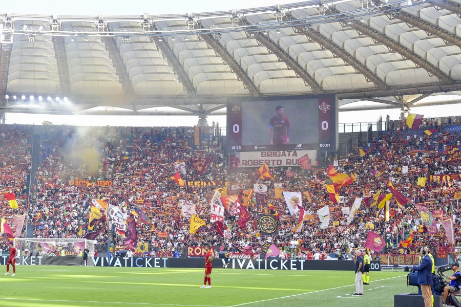 La Curva Sud al calcio d'inizio di Roma-Cremonese